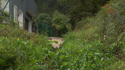 A vía de acceso á casa pertence a Porto do Son e parte do camiño que está sen saída é de Noia