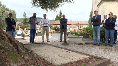 Homenaxe a Camilo José Cela e a Carlos Casares no cemiterio de Iria Flavia