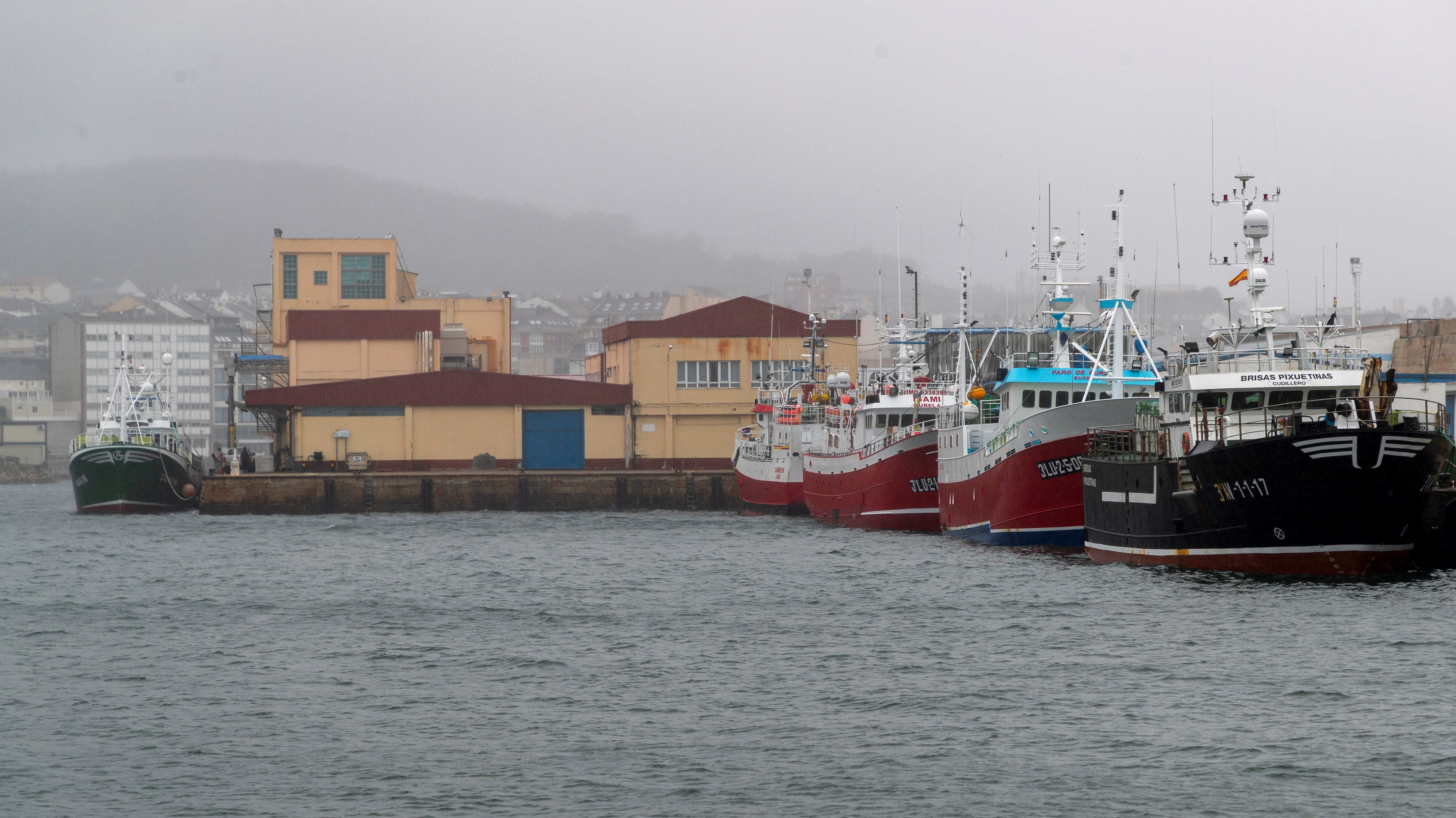 Palangreiro no porto de Burela