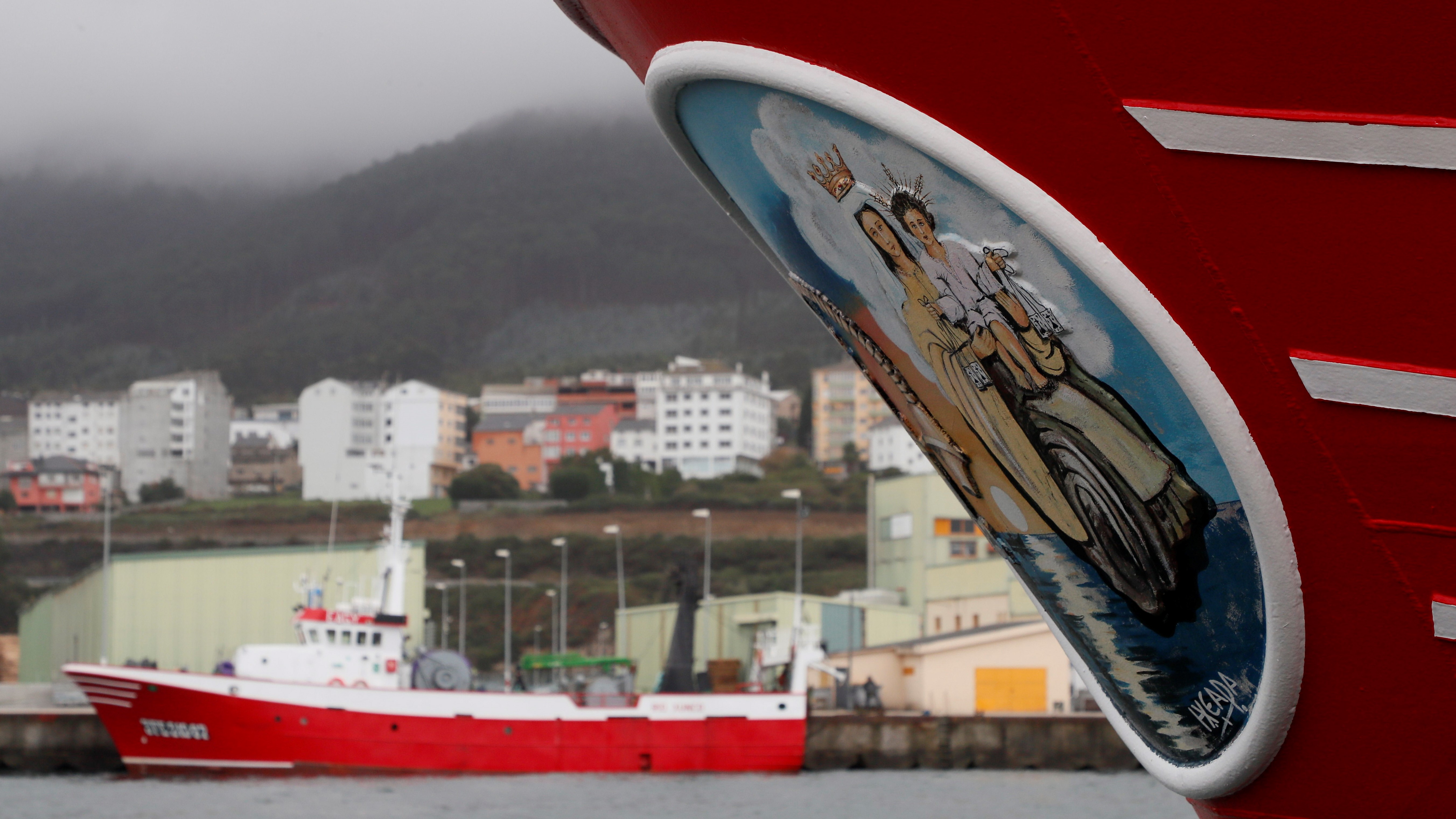 Barco amarrado no porto de Burela (EFE/Eliseo Trigo)