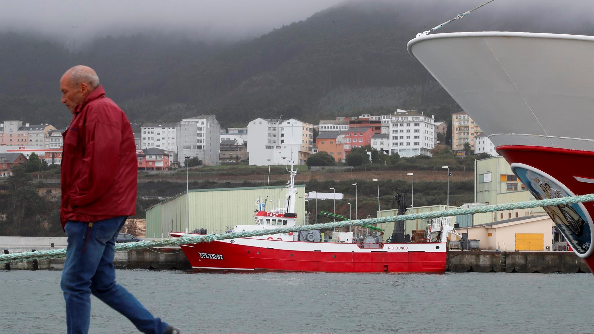 Un barco palangreiro amarrado en Burela (EFE/ Eliseo Trigo)