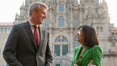 O presidente da Xunta, Alfonso Rueda, xunto á ministra de Sanidade, Carolina Darias, na praza do Obradoiro (EFE/Lavandeira jr)