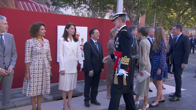 Os reis saudan as autoridades no desfile da festa nacional