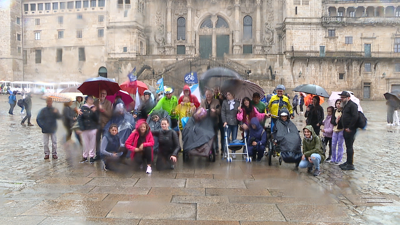 O grupo posa na praza do Obradoiro