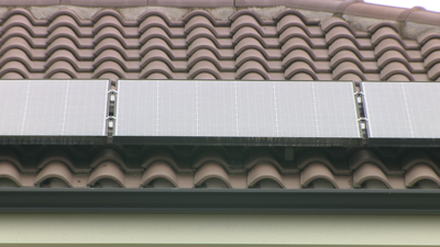 As placas fotovoltaicas situadas sobre tellados estanse a converter nunha imaxe familiar