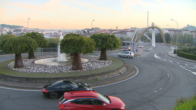 Coches dirixíndose á ponte ourensá do Milenio