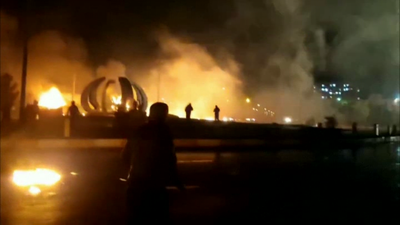 Protestas en varias cidades de Irán e policías disparando a manifestantes no metro