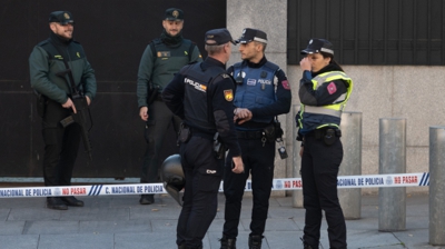 Axentes da Policía Nacional e da Garda Civil na embaixada dos EUA en Madrid (EFE/Fernando Villar)