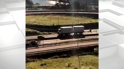 O coche circulando en sentido contrario. Imaxes: Pontevedra Viva