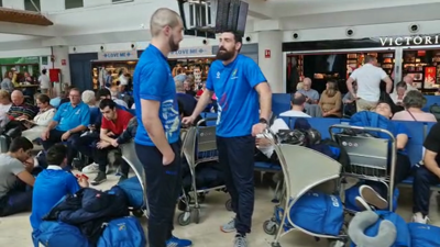 O equipo da S. D. Teucro, entre os atrapados no aeroporto de Lanzarote