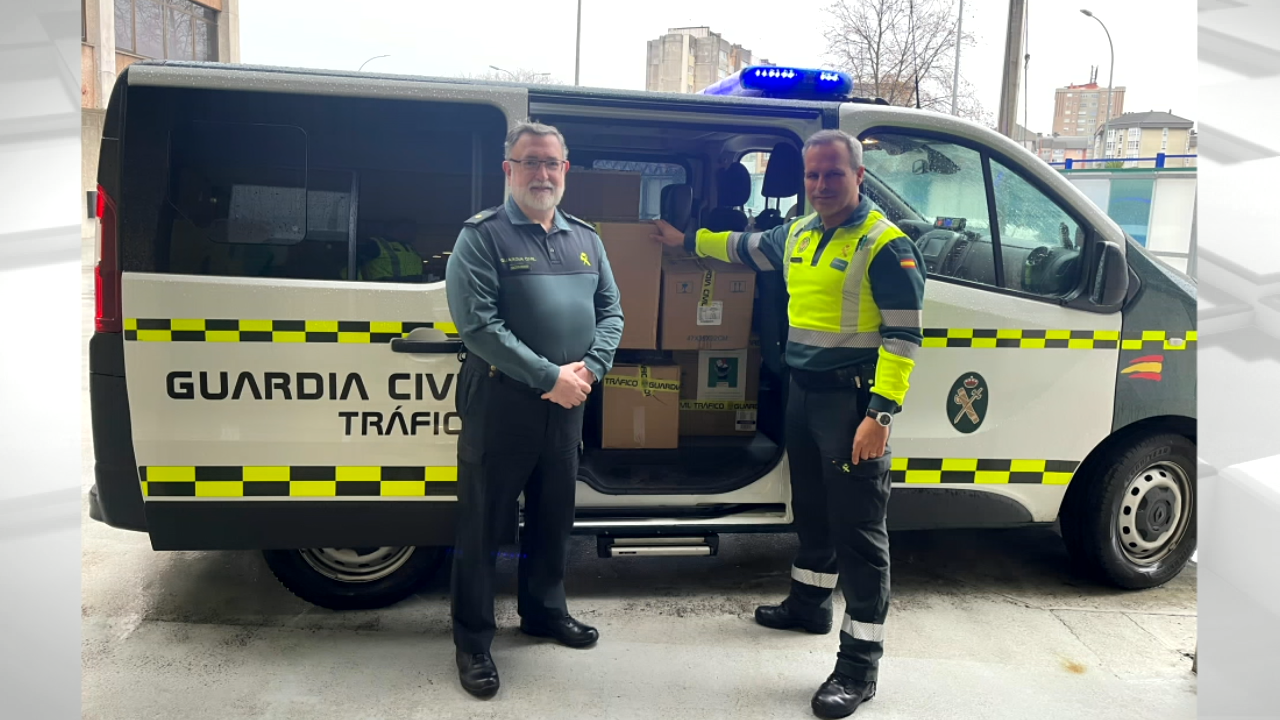 A Garda Civil da Coruña entrega alimentos a Cáritas