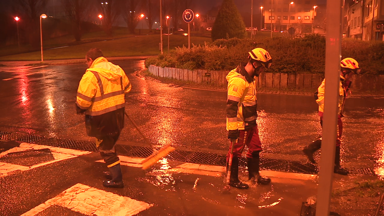 Bombeiros traballando no Sar, en Santiago