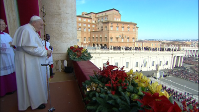 Francisco pronuncia a mensaxe de Nadal ante os fieis na praza de San Pedro, no Vaticano