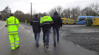 Técnicos de guindastres e de Monbús na zona do accidente