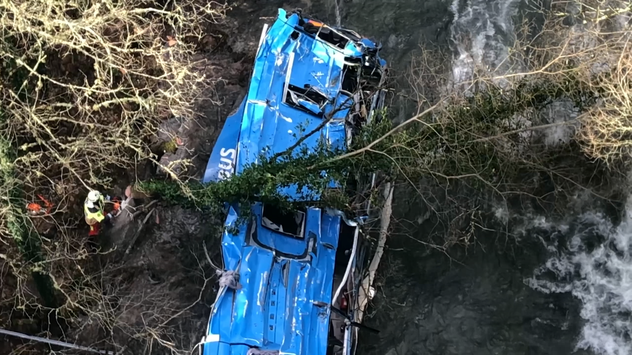 Un guindastre de gran tonelaxe izará o autobús