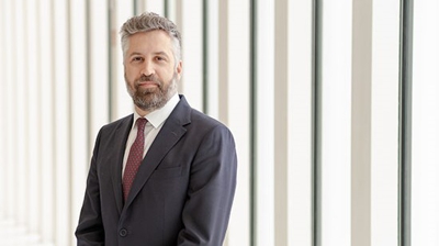 Foto oficial de Pedro Nuno Santos como ministro de Infraestruturas do Goberno de Portugal