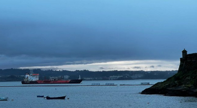 O gaseiro B. Gas pódese ver desde terra na Coruña