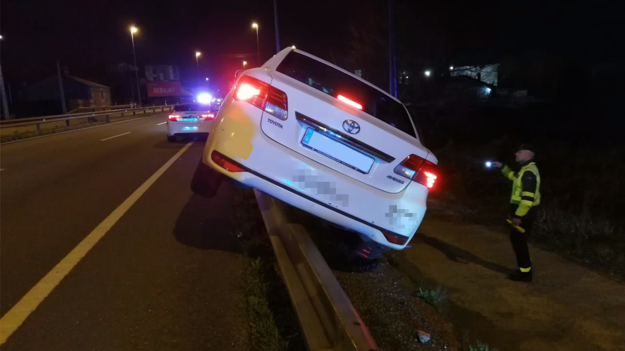 O vehículo acabou enriba dunha barreira de protección