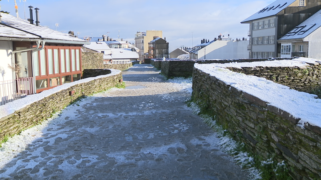 A muralla, tinguida de branco pola nevarada.