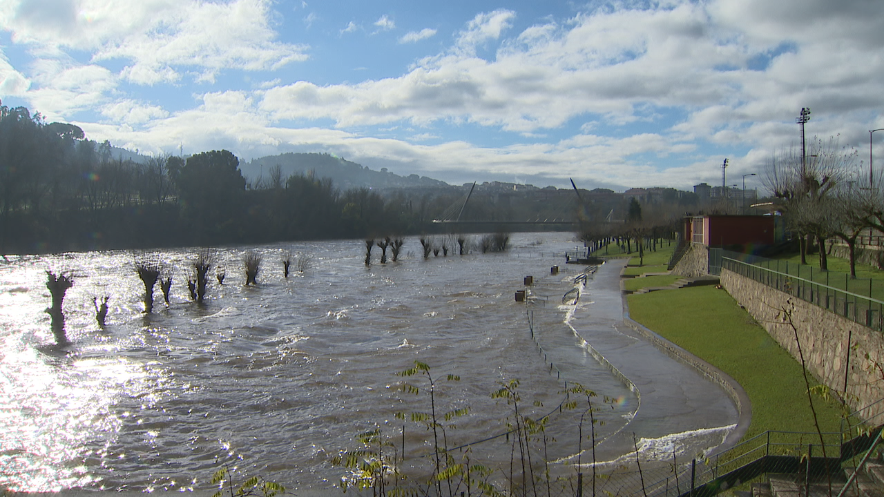 O Miño inunda as piscinas de Oira, en Ourense