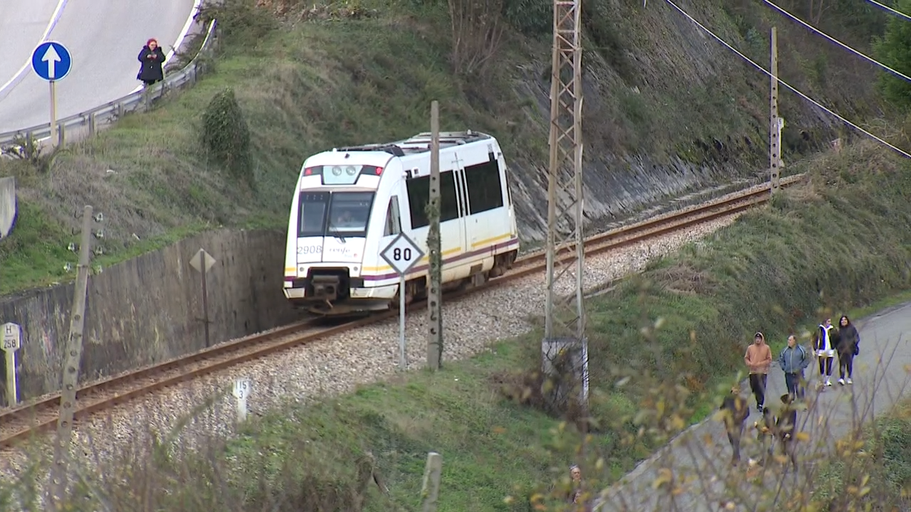 A vía do tren circula paralela á N-642