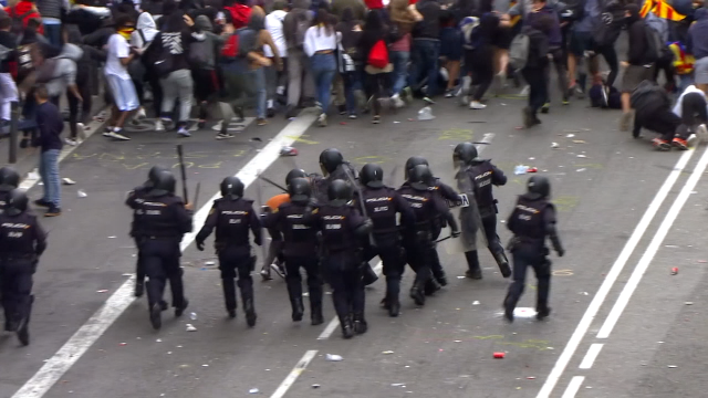 Policías nacionais nas rúas de Barcelona durante o referendo do 1-O