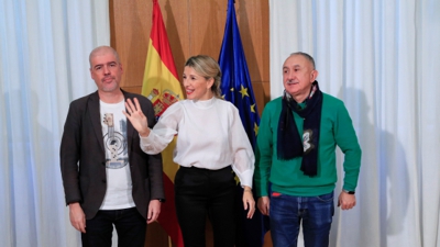 A vicepresidenta segunda do Goberno, Yolanda Díaz, canda aos secretarios xerais de CCOO, Unai Sordo, e da UXT, Pepe Álvarez (EFE/Fernando Alvarado)