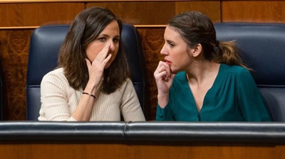 Ione Belarra e Irene Montero conversan no Congreso (EFE/ Fernando Villar)