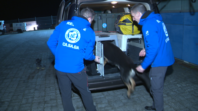 Os bombeiros e voluntarios de Ferrol cargan os coches antes de saír