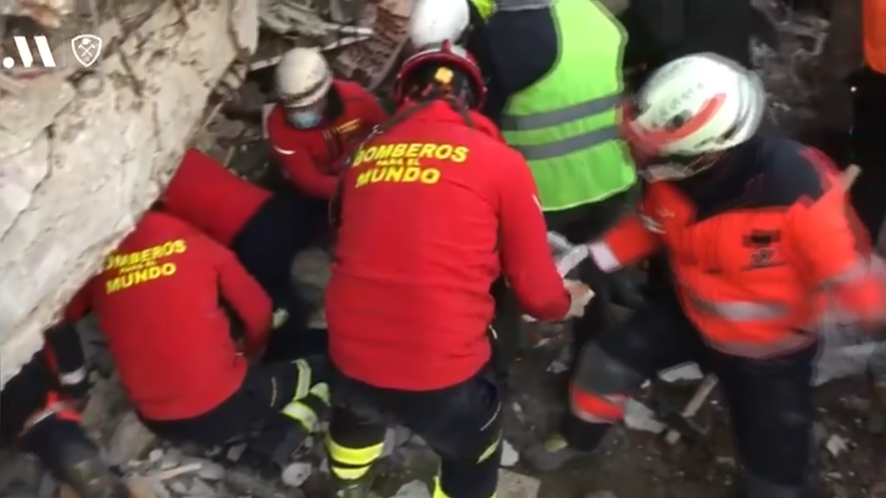 Rescate dun neno polos Bombeiros andaluces desprazados a Turquía