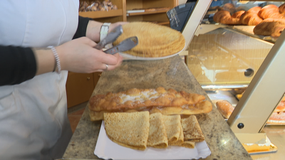 Imaxe nunha pastelería preparando un pedido de filloas e orellas de Entroido