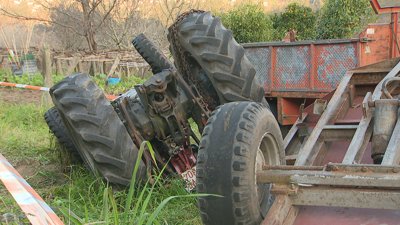 O tractor bateu contra unha canalización