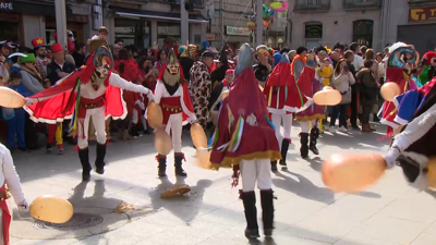 As pantallas de Xinzo na Praza maior da vila no Domingo de Entroido