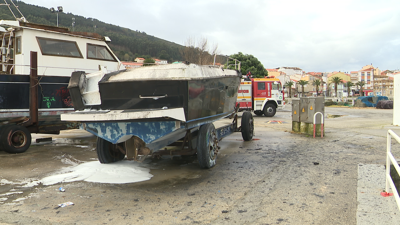 Imaxe deste mércores da embarcación incendiada horas antes en Porto do Son