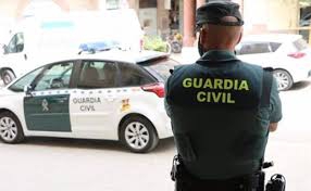 Axente da garda Civil ante vehículo patrulla