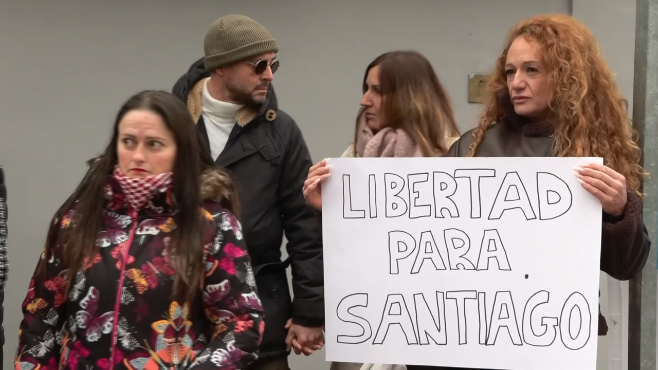 Familiares e amigos de Santiago Sánchez esixen a súa liberación