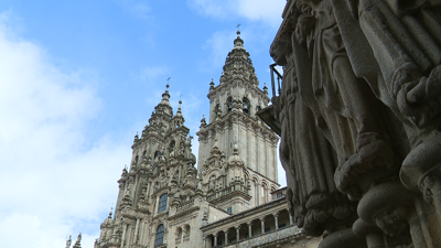 Fachada da catedral de Santiago vista dende o pórtico de San Xerome