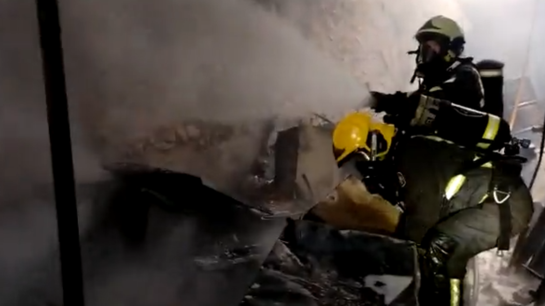 Os Bombeiros de Boiro participan na extinción do incendio en Rois