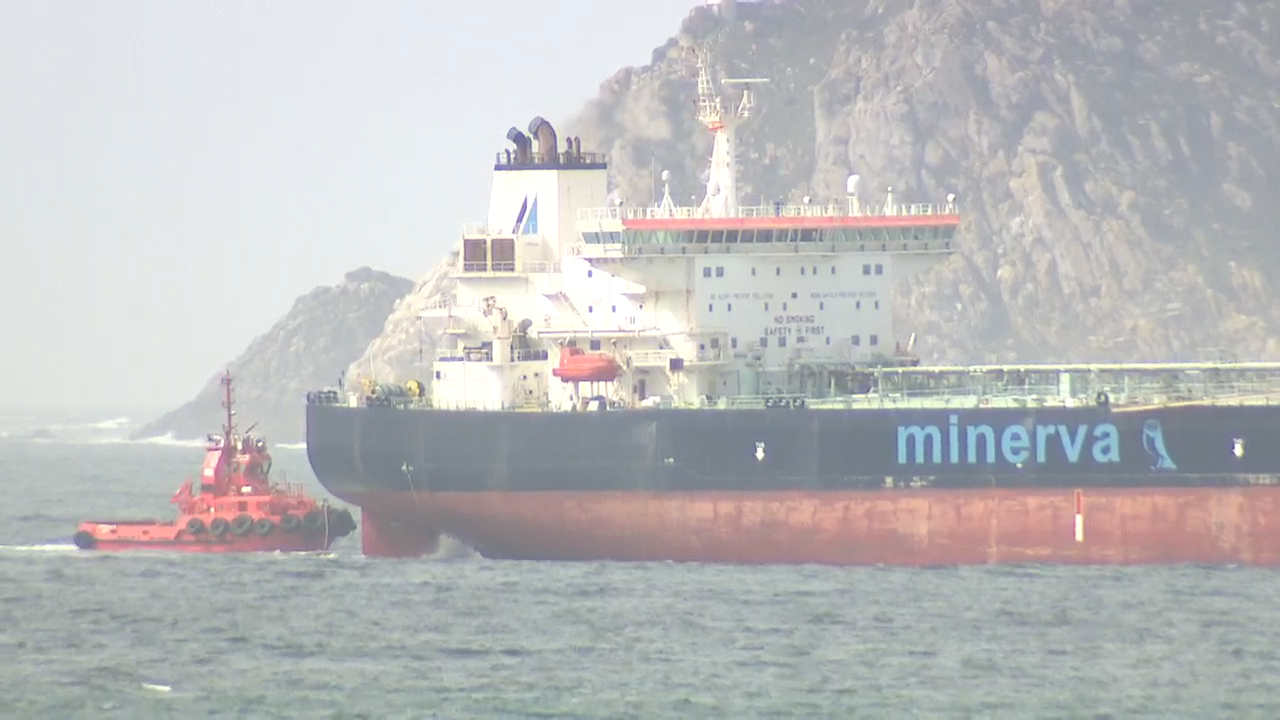 O buque entrando na ría de Vigo