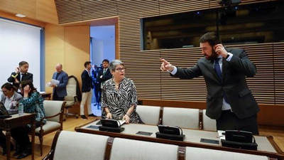 O deputado de Bildu Jon Iñarritu conversa coa deputada de ERC María Carvalho Dantas (EFE/ Javier Lizón)