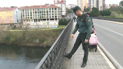 Roberto Valente sinala o lugar onde sucederon os feitos, na Ponte Nova de Ourense