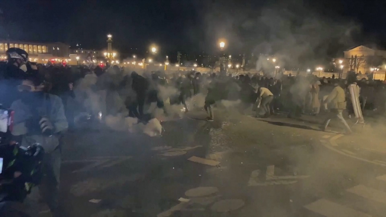  A Policía empregou canóns de auga e gases lacrimóxenos para dispersar os manifestantes