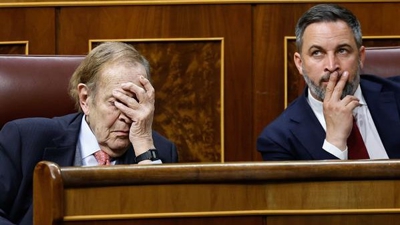 Ramón Tamames, acompañado do líder de Vox, Santiago Abascal (EFE/Chema Moya)