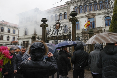 Varios bateeiros bloquean a entrada princippal da sede da Xunta (EFE/Lavandeira jr)