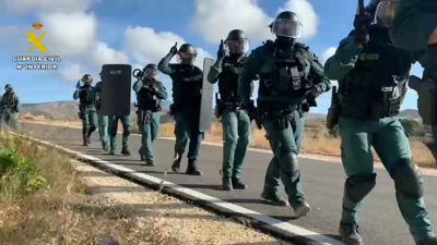 Axentes da Garda Civil dirixíndose á casa en que foron tiroteados