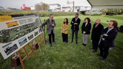 O director xeral de Estradas, Juan Pedro Fernández Palomino, acompañado pola acaldesa da Coruña, Inés Rey (2i) e a subdelegada do Goberno, María Rivas, durante a presentación do proxecto  (EFE/Cabalar)