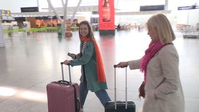 Viaxeiras esta mañá no aeroporto de Santiago