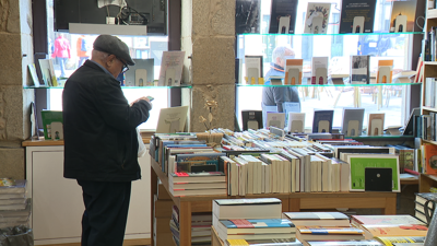 Señor rebuscando entre os libros