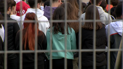 Alumnos do instituto durante o minuto de silencio