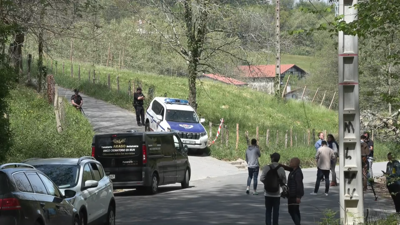 Efectivos policiais na casaría da zona rural do barrio de Olaberria de Irún